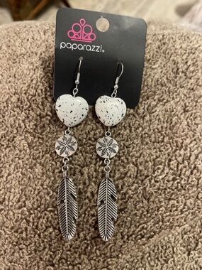 New HEART WITH LEAF Pierced Earrings